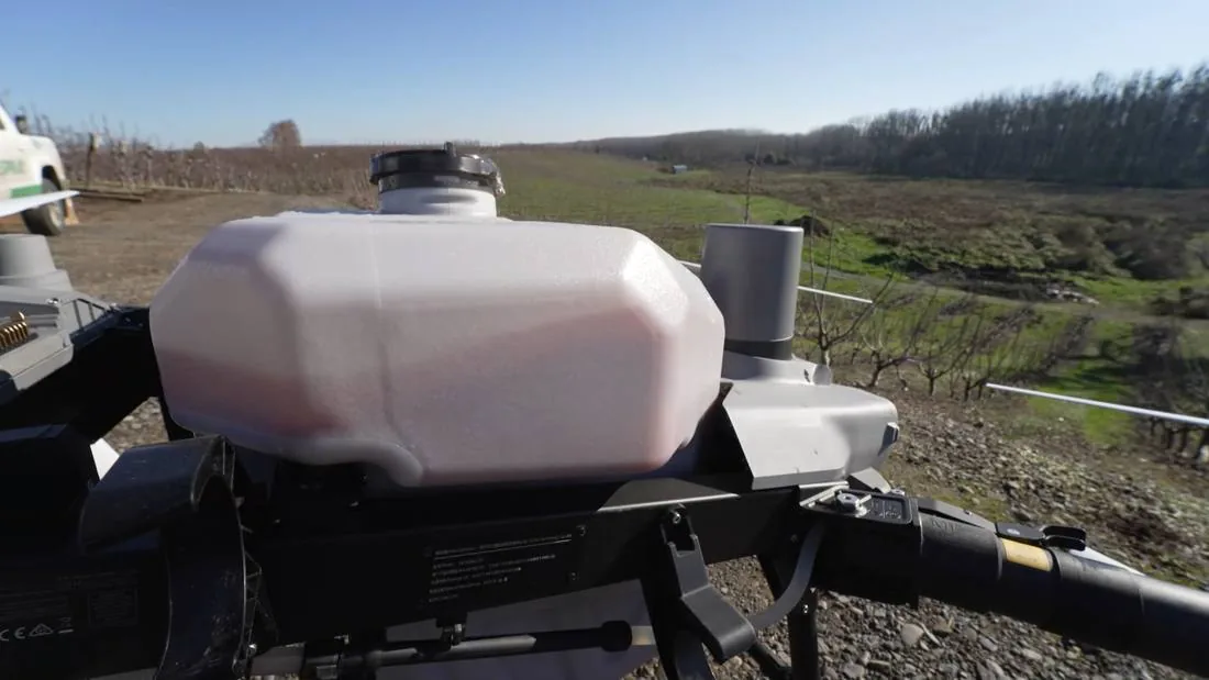 Dron Dronespray® operando en un huerto de cerezos